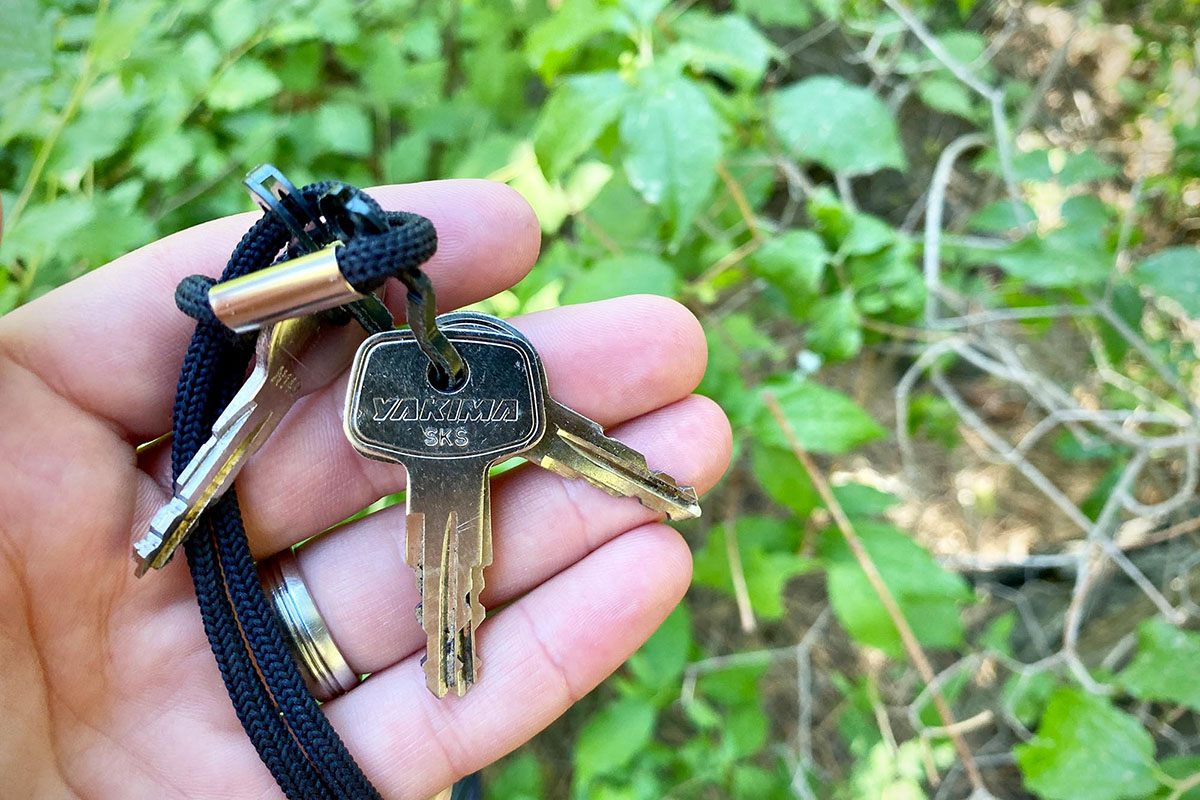 Yakima SkyBox 16 Carbonite Cargo Roof Box (SKS keys in hand)