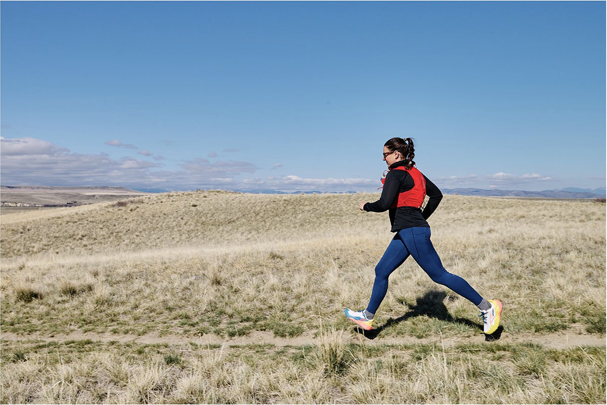 Brooks Caldera 8 (wide shot while running)